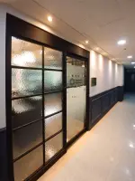 클래식 모던 스타웍스 오피스 입구 인테리어